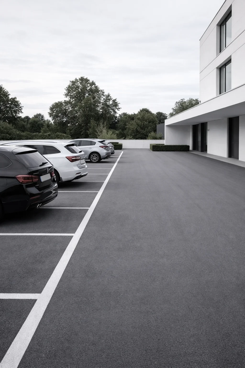 Gepflegter Parkplatz eines modernen Gebäudes